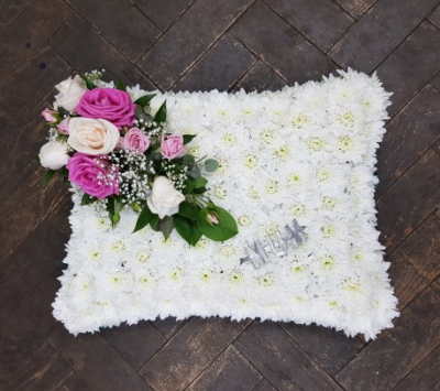 Pillow White & Pink - White and pink pillow tribute sized 46cm x 31cm.